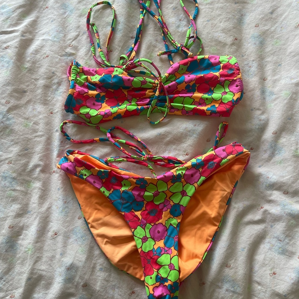 Frankies bikini groovy set 🌸